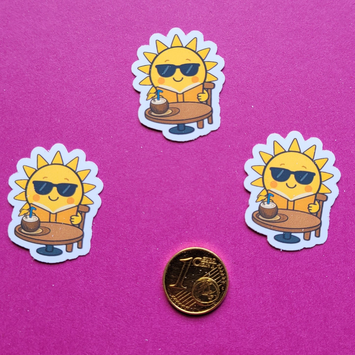 Sticker „Sunny im Lesecafé“ - Sonnige Lesepause mit Kokosdrink ☀️📚🥥