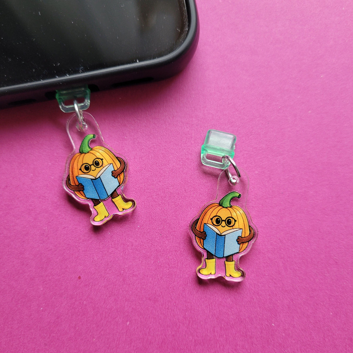 USB-C-Charm Kürby der lesende Kürbis