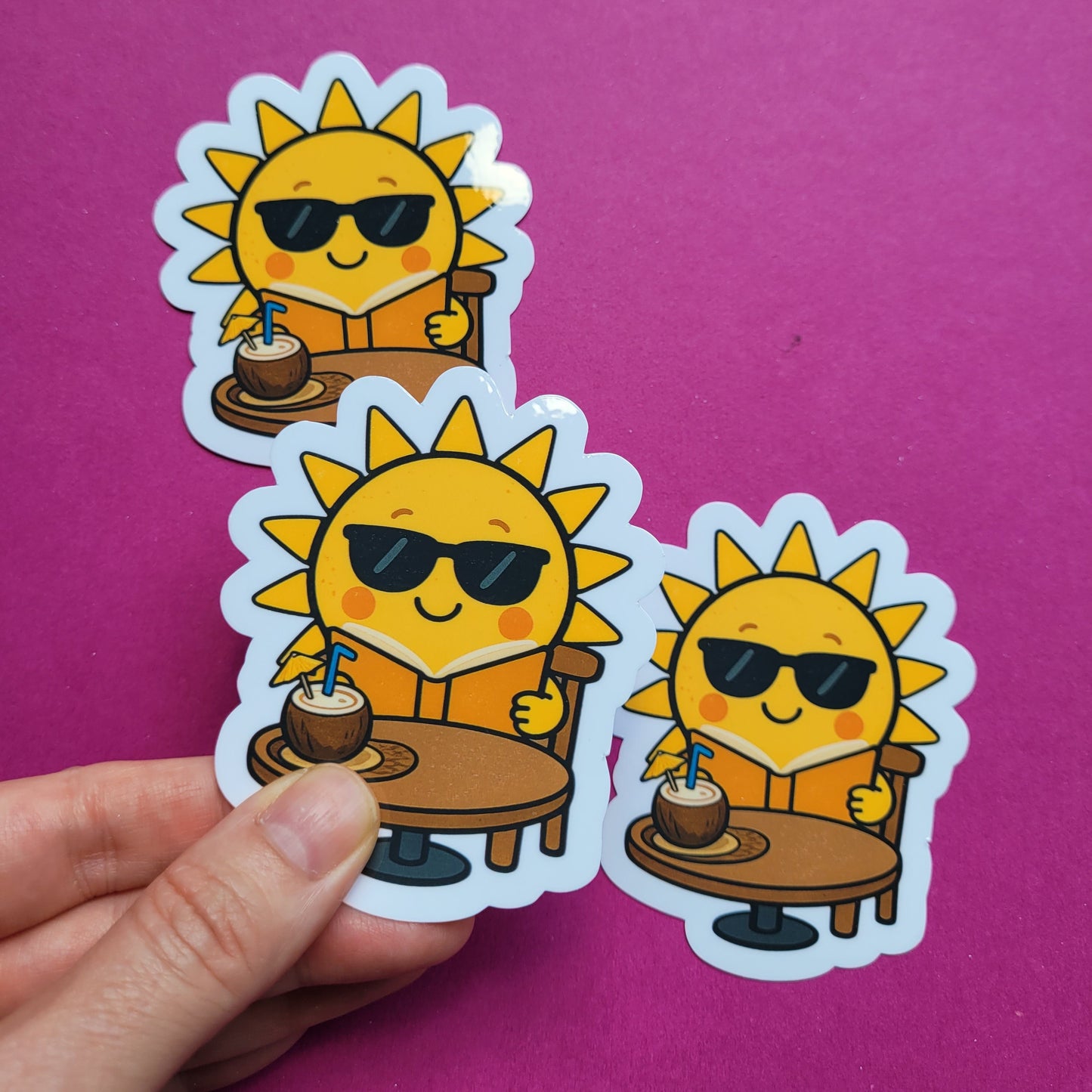 Sticker „Sunny im Lesecafé“ - Sonnige Lesepause mit Kokosdrink ☀️📚🥥