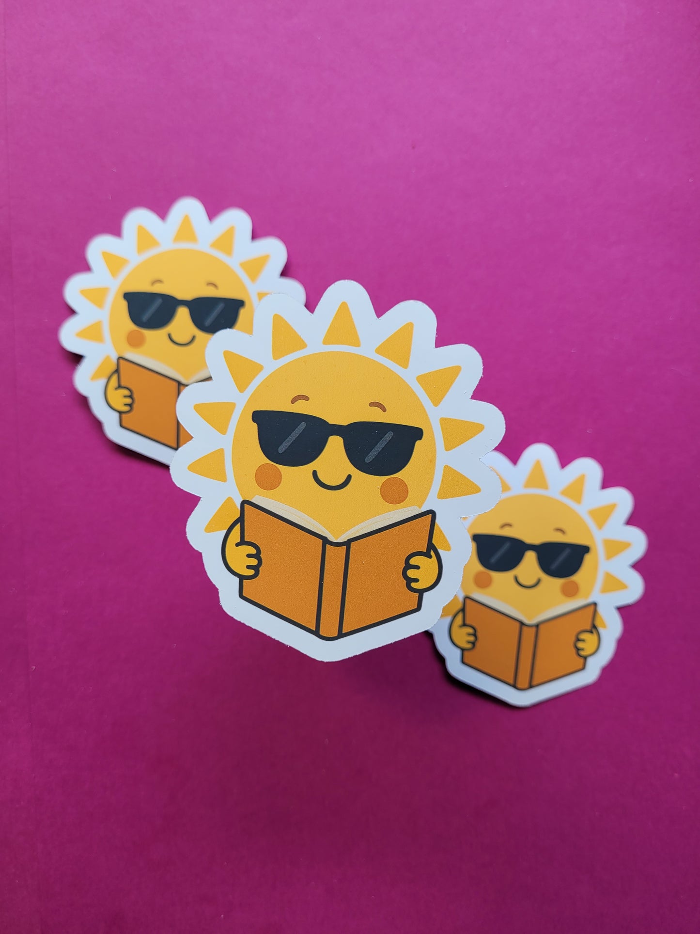 Sticker „Sunny“ - Sonnige Lesefreude für deine Lieblingsmomente ☀️📚🌻✨