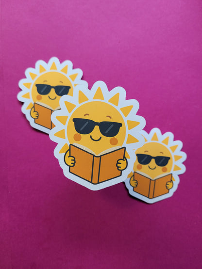 Sticker „Sunny“ - Sonnige Lesefreude für deine Lieblingsmomente ☀️📚🌻✨