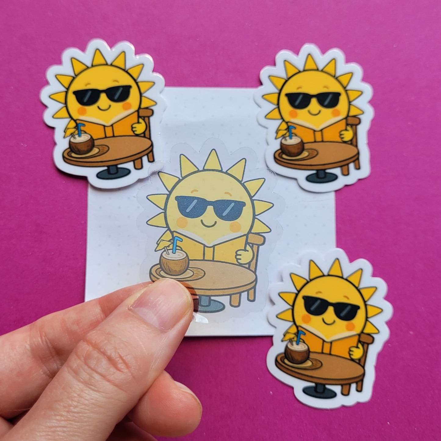 Sticker „Sunny im Lesecafé“ - Sonnige Lesepause mit Kokosdrink ☀️📚🥥