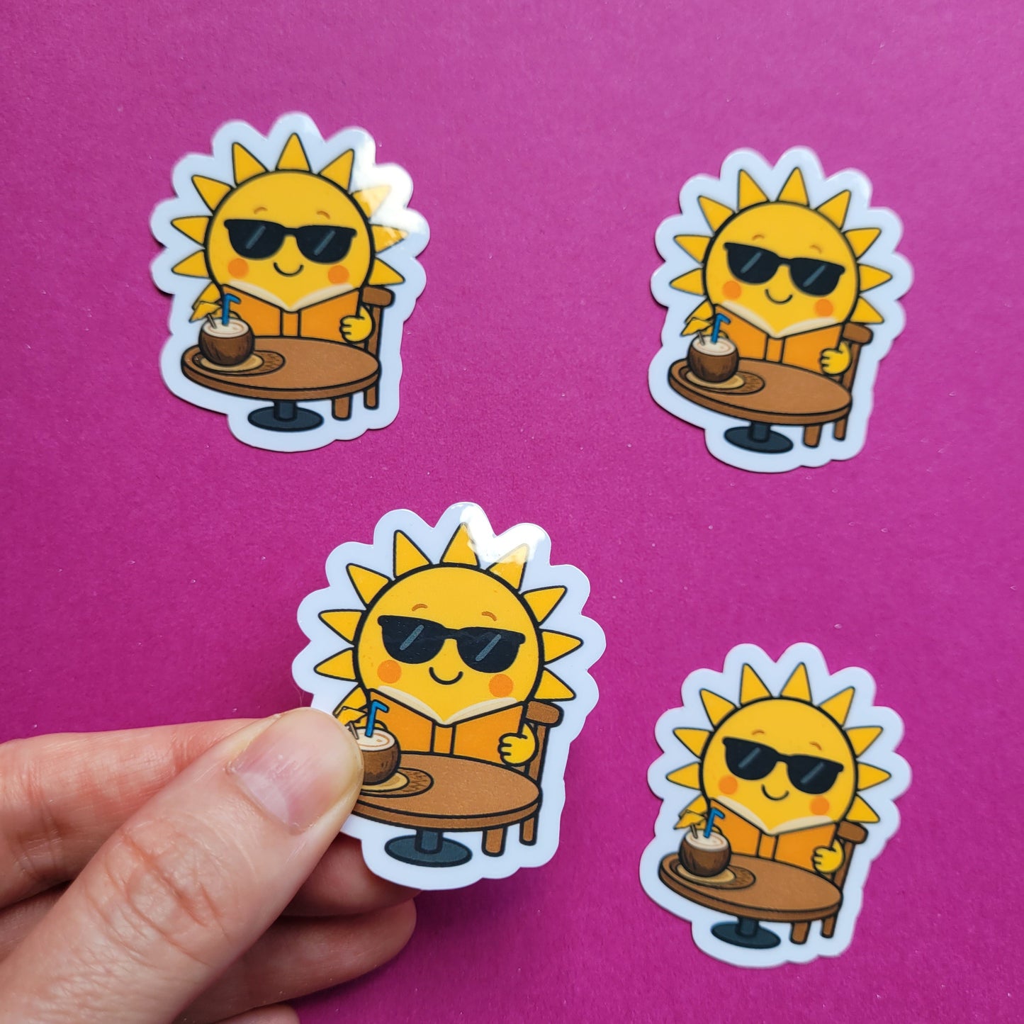 Sticker „Sunny im Lesecafé“ - Sonnige Lesepause mit Kokosdrink ☀️📚🥥