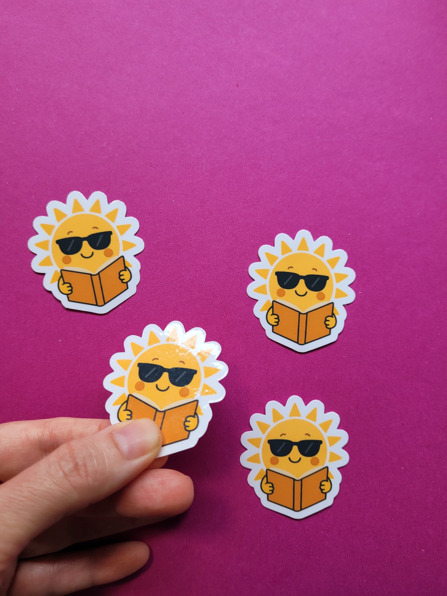 Sticker „Sunny“ - Sonnige Lesefreude für deine Lieblingsmomente ☀️📚🌻✨