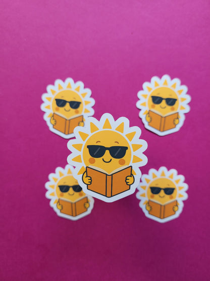 Sticker „Sunny“ - Sonnige Lesefreude für deine Lieblingsmomente ☀️📚🌻✨