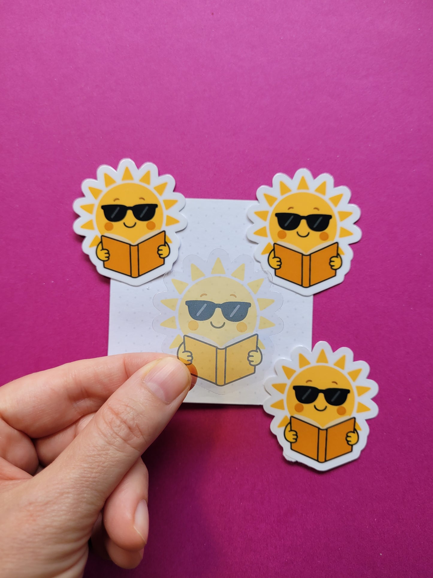 Sticker „Sunny“ - Sonnige Lesefreude für deine Lieblingsmomente ☀️📚🌻✨
