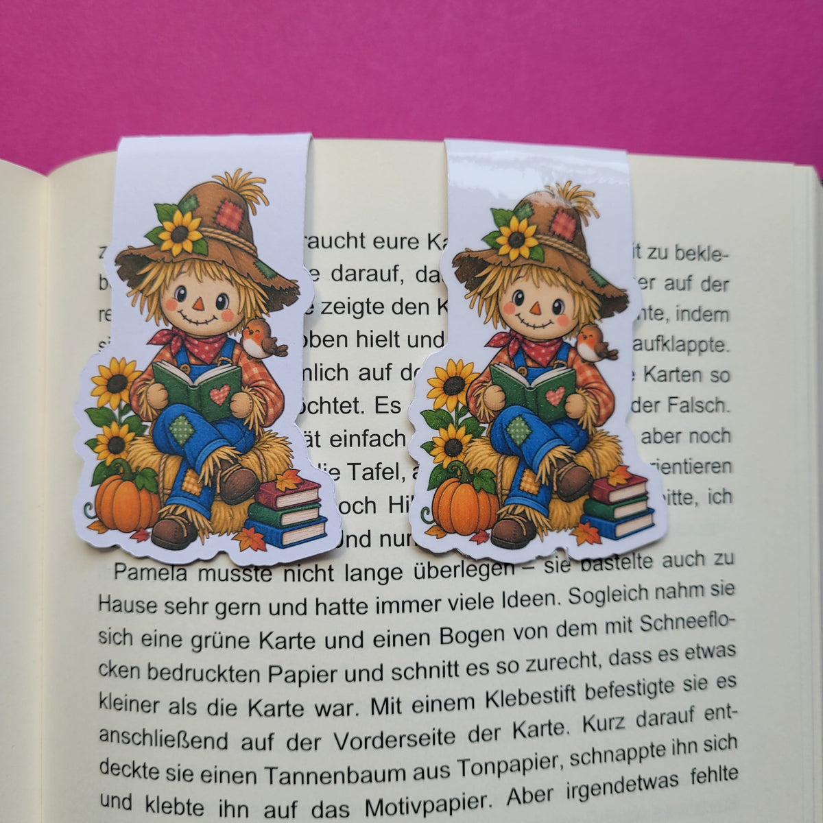 Magnet-Lesezeichen „Lesende Vogelscheuche Kornelius“ - Herbstliche Lesestimmung für deine Lesepause 🌻📖🍂
