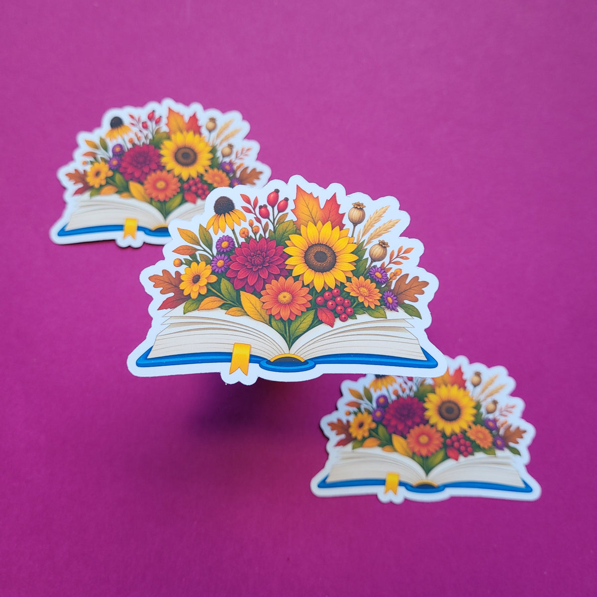 Sticker „Lesegarten - Spätblüte“ - Herbstliche Blütenpracht zwischen Buchseiten 🌼📖🍂